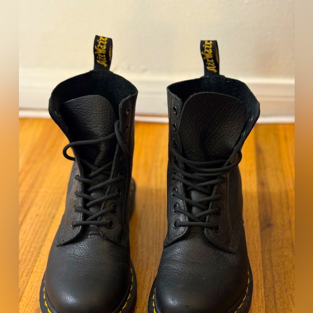 Dr Martens - women’s smooth leather lace up boots!